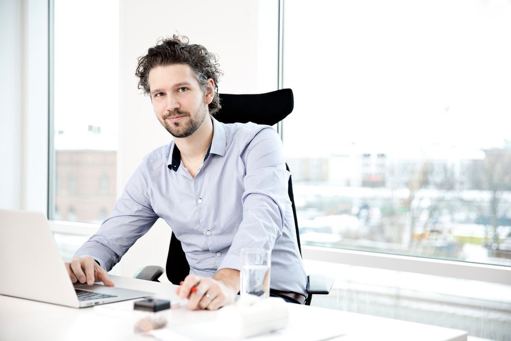 Mand skrivebord laptop.jpg