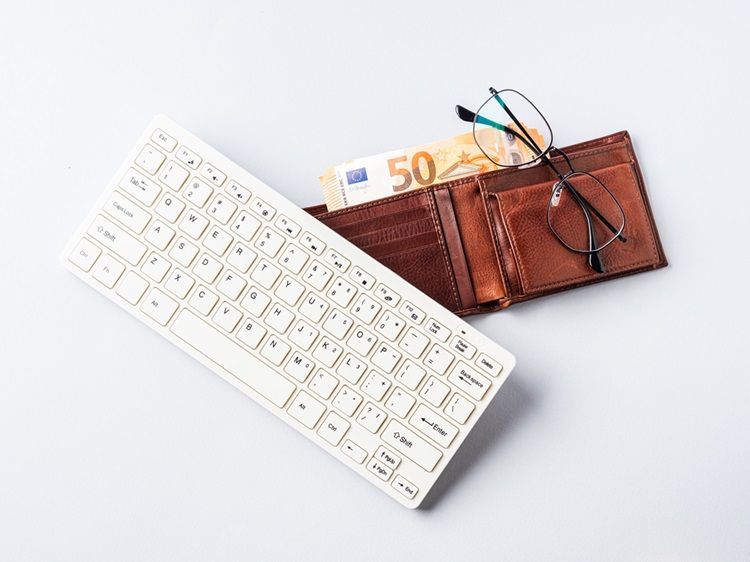 foto plusport euro-money-banknotes-in-wallet-keyboard-and-glass-2023-11-27-05-35-45-utc.jpg