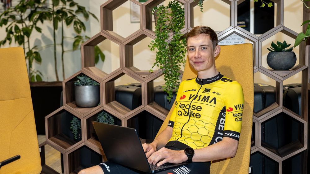 TVL riders using laptop-00193.jpg